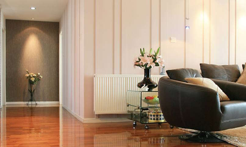     在我們挑選暖氣片時，不僅要看價格，還要看產品和服務，才能避免吃虧上當。

    選擇暖氣片從哪些角度出發?

    1.看材質

    材質影響到產品的使用和壽命。廠家選擇的材質過關，不僅在使用中減少漏水等問題，還能夠延長暖氣片的壽命。用戶在挑選材質時，可以咨詢一下鋼管或銅管的壁厚，一些特殊產品的片頭和壁厚是不同的，片頭需要加厚，才能抵抗住常年侵蝕。材質要求均勻，無凸起，無水波紋。

    2.看安裝

    很多廠家都有自己的安裝隊，或者有固定合作的安裝隊。安裝人員統一持證上崗，經驗豐富。對自己工廠的產品也比較了解，在測量、方案設計中考慮細致全面。暖氣片安裝時噪音小，測量、打孔、懸掛、打壓等步驟齊全考究，接口緊密，管路布局橫平豎直，彎管接頭少。

    3.看工藝

    暖氣片的生產工藝和品牌廠家密不可分。有些不良小廠家采用回收二手暖氣片，簡單去銹刷漆之后再投放市場，雖然暖氣片價格很便宜，但這種暖氣片往往使用不了一兩年就會漏水。真正品質好的暖氣片，往往通過下料、打孔、焊接、組裝、打壓、打磨、噴涂等幾十道精細工序生產而成，后還有嚴格的質檢。這樣的暖氣片使用起來才會安心。

    4.看售后

    正規產品都有相關的質保協議，在質保期內出現質量問題可以免費更換，因為暖氣片的品質問題給用戶造成的財產損失，還可以通過保險賠付。強大妥善的售后不僅是品牌實力的體現，也是產品過硬品質的體現。

    5.看品牌

    一款品牌形成往往需要多少年的沉淀和口碑傳播，才能在市場上占領一席之地。品牌類廠家，不僅有實力在選材、工藝方面投入較高的成本，在后期服務上也有相關的保障。一旦產品出現問題，可以免費更換，出現暖氣片不熱等問題，還可以上門維修。不會出現暖氣片漏水等問題找不到廠家、相互推卸責任等問題。

    挑選暖氣片時，不僅要看價格，還要看產品和服務，才能避免吃虧上當。

    更多資訊盡在鼎格舒適家，免費設計方案和報價。鼎格舒適家m.gdsonia.cn(全稱四川鼎格舒適家科技有限公司)是知名成都地暖公司，專業提供地暖，暖氣片，中央空調，新風，凈水系統的銷售，設計，安裝等服務。